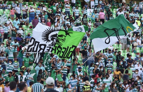 Los cánticos comenzaron, al mismo tiempo que los hinchas albiverdes ondeaban las banderas santistas y desplegaban una grande desde el Nivel Club hasta la explanada, que cubría los palcos Victoria.