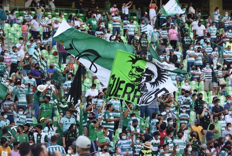 Las puertas se abrieron desde las 5 de la tarde, por lo que los asistentes, que portaron cubrebocas y guardaron sana distancia, comenzaron a ocupar la localidad de Poniente y Plateas.
