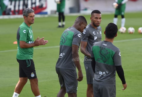 Y es que en la práctica abierta, aprobada por el Subcomité Técnico Regional de Salud en La Laguna, se dieron cita un buen número de espectadores que portaron la playera albiverde, banderas y bufandas.