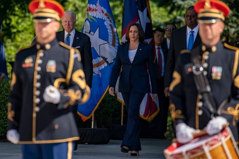 La primera dama Jill Biden, la vicepresidenta Kamala Harris y el segundo caballero Doug Emhoff acompañaron a Biden en una ceremonia solemne ante la Tumba del Soldado Desconocido del cementerio en el estado de Virginia, que está dedicada a los miembros del servicio estadounidense caídos cuyos restos no han sido identificados.