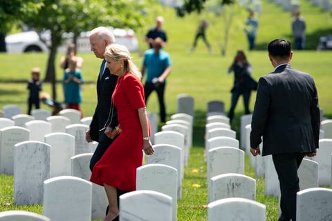 Biden conmemora en Arlington el Día de los Caídos en Guerras