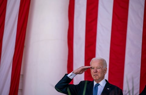 Biden hizo un llamamiento a la unidad de todos los estadounidenses: 'la empatía es el combustible de la democracia, nuestra disposición a vernos los unos a los otros no como enemigos, sino como vecinos incluso si no estamos de acuerdo'.