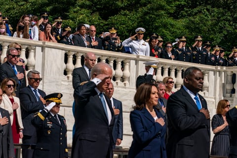 De acuerdo con ese artículo, en mayo de 2017 durante el Memorial Day Trump visitó el cementerio de Arlington, junto a su entonces secretario de Seguridad Nacional, el general John Kelly, cuyo hijo Robert murió en combate en Afganistán.