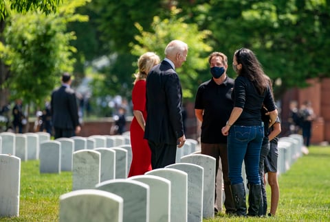 Su alocución de este lunes estuvo más dirigida al consumo nacional después de que ayer pronunciara otro discurso con motivo del Memorial Day en Wilmington (Delaware), donde tiene su residencia privada, en el que adelantó que pedirá al presidente ruso, Vladímir Putin, que respete los derechos humanos cuando se reúnan el 16 de junio en Ginebra.