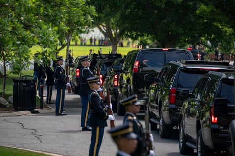 Antes de pronunciar el discurso de este lunes, Biden participó junto a la vicepresidenta, Kamala Harris, y el secretario de Defensa, Lloyd Austin, en un homenaje en la Tumba al Soldado Desconocido en Arlington, donde el presidente posó frente a una corona de flores y se santiguó.