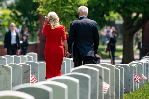 Antes de pronunciar el discurso de este lunes, Biden participó junto a la vicepresidenta, Kamala Harris, y el secretario de Defensa, Lloyd Austin, en un homenaje en la Tumba al Soldado Desconocido en Arlington, donde el presidente posó frente a una corona de flores y se santiguó.