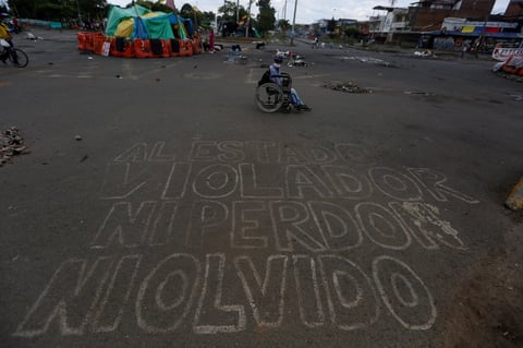 Asesinan a dos manifestantes en ciudad de Colombia; vigilaban bloqueos