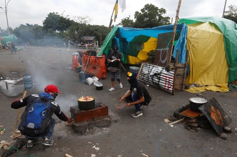 Asesinan a dos manifestantes en ciudad de Colombia; vigilaban bloqueos