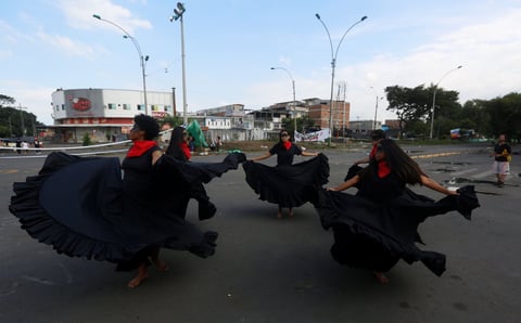 Asesinan a dos manifestantes en ciudad de Colombia; vigilaban bloqueos