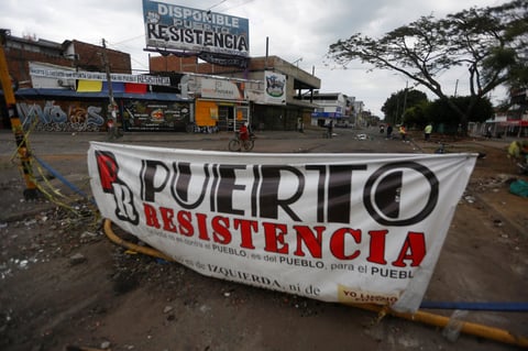 Asesinan a dos manifestantes en ciudad de Colombia; vigilaban bloqueos