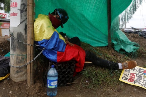 Asesinan a dos manifestantes en ciudad de Colombia; vigilaban bloqueos