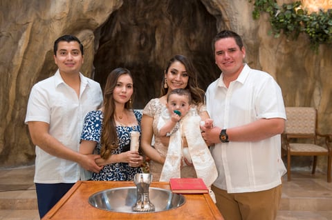 Bautizo de Juan Pablo Zúñiga Montes, junto a sus padrinos, Ray Montes y Narda Loera, y sus padres, Jesús Zúñiga y Marlene Montes.