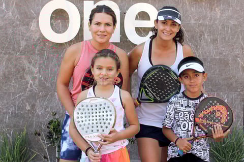 Mariana, Paula, Jessica y Santiago.