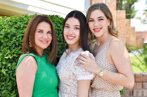 Valeria Barrios con su mamá, Elena Saade, y su madrina, Gaby del Bosque.