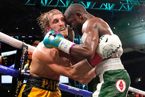 Mayweather domina a Logan Paul en espectáculo de boxeo