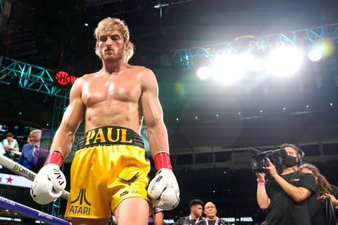 Mayweather domina a Logan Paul en espectáculo de boxeo