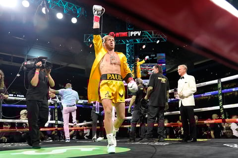 Mayweather domina a Logan Paul en espectáculo de boxeo