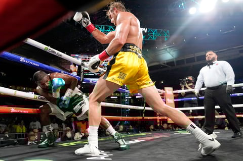 Mayweather domina a Logan Paul en espectáculo de boxeo