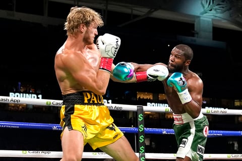 Mayweather domina a Logan Paul en espectáculo de boxeo