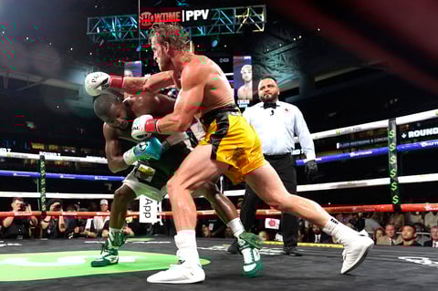 Mayweather domina a Logan Paul en espectáculo de boxeo