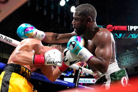 Mayweather domina a Logan Paul en espectáculo de boxeo
