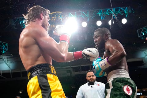 Mayweather domina a Logan Paul en espectáculo de boxeo
