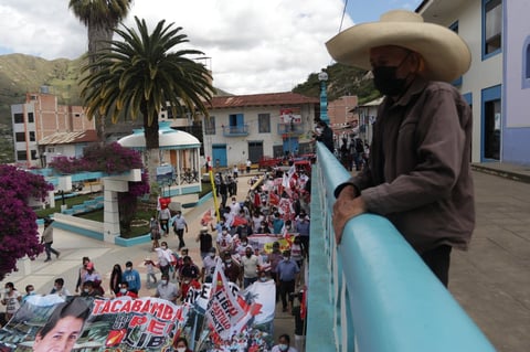 Se aproxima Pedro Castillo al triunfo en Perú