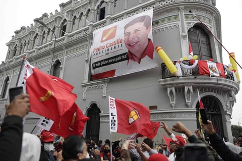 Se aproxima Pedro Castillo al triunfo en Perú