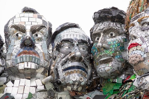 La impactante escultura ha sido denominada 'Mount Recyclemore' y su objetivo es poner de relieve el daño ocasionado al medioambiente cuando se desechan los dispositivos electrónicos.