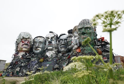 En la escultura ubicada en Cornualles se muestra a los siete líderes de los países que constituyen el G 7 -economías occidentales más desarrolladas-: el primer ministro británico, Boris Johnson; el líder japonés, Yoshihide Suga, el francés Emmanuel Macron, el italiano Mario Draghi, el canadiense Justin Trudeau, la alemana Angela Merkel y el estadounidense Joe Biden.
