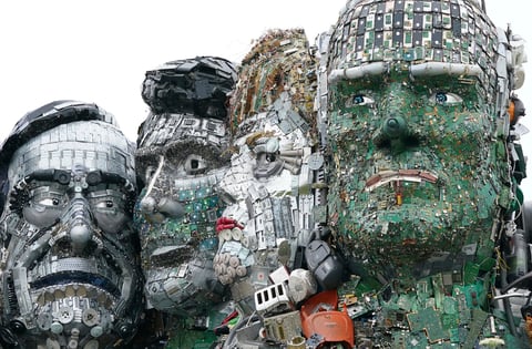 Su autor explica que al pensar en dónde ubicaría la escultura confió en que esta, al estar en un lugar tan visible, removiera la conciencia de los líderes políticos.