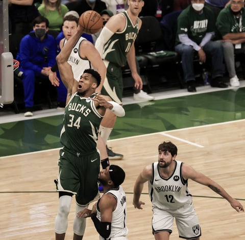 Bucks resisten embate de Nets en triunfo