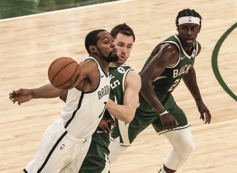 Bucks resisten embate de Nets en triunfo