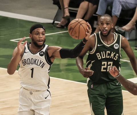 Bucks resisten embate de Nets en triunfo