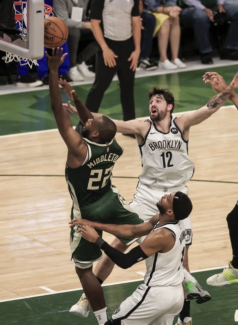 Bucks resisten embate de Nets en triunfo