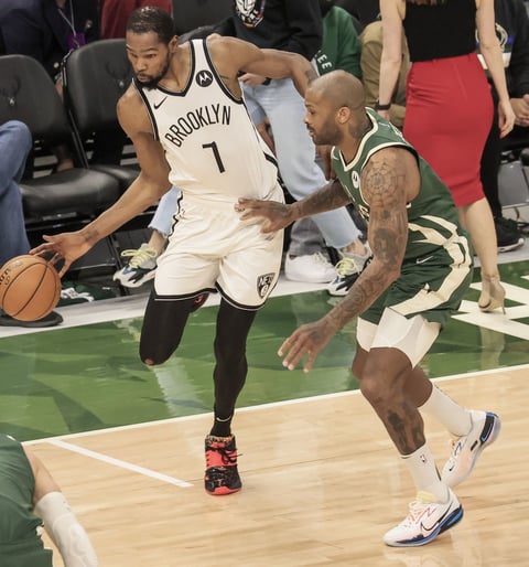 Bucks resisten embate de Nets en triunfo