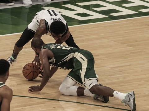Bucks resisten embate de Nets en triunfo
