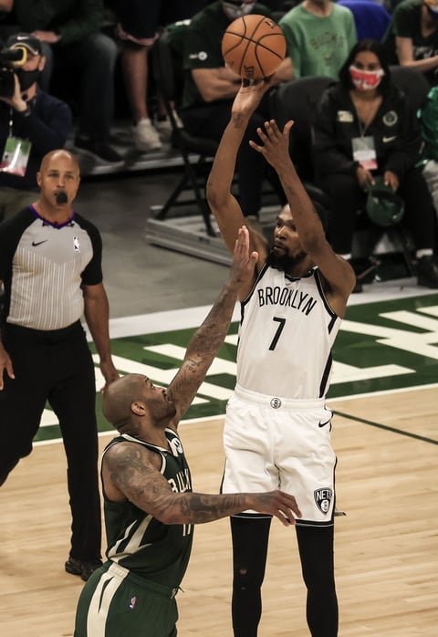 Bucks resisten embate de Nets en triunfo