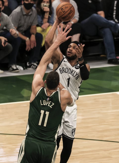 Bucks resisten embate de Nets en triunfo