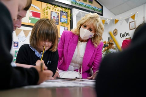 Jill Biden y Kate Middleton se conocen entre niños y conejos en Cornualles