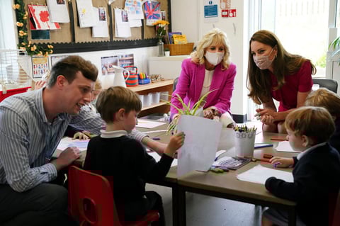 Jill Biden y Kate Middleton se conocen entre niños y conejos en Cornualles