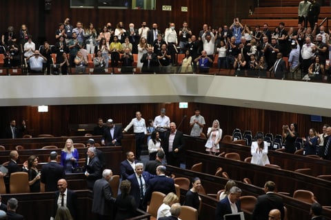 Diversa coalición en Israel pone fin a era de Netanyahu