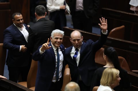 Diversa coalición en Israel pone fin a era de Netanyahu