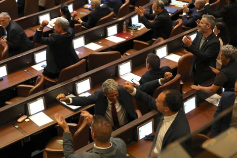 Diversa coalición en Israel pone fin a era de Netanyahu