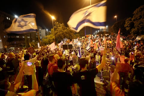 Diversa coalición en Israel pone fin a era de Netanyahu