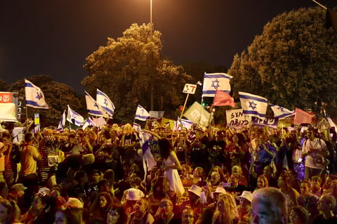 Diversa coalición en Israel pone fin a era de Netanyahu