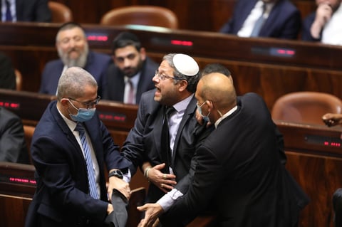 Diversa coalición en Israel pone fin a era de Netanyahu