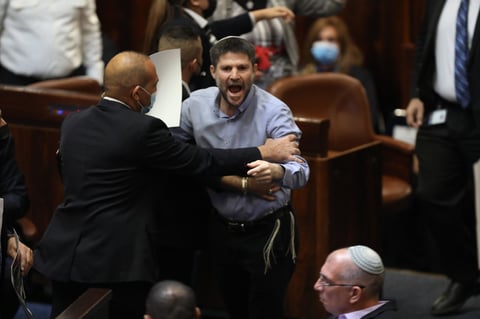 Diversa coalición en Israel pone fin a era de Netanyahu