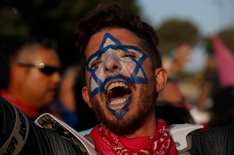 Diversa coalición en Israel pone fin a era de Netanyahu