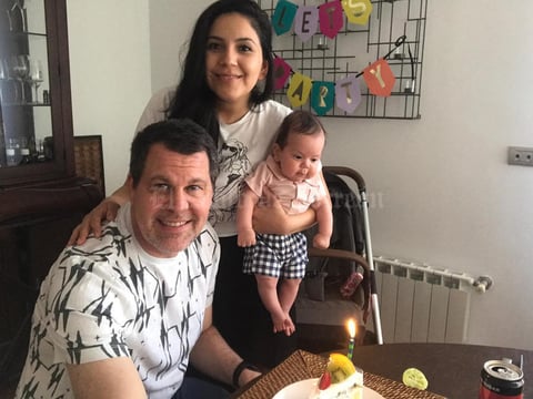 13062021 Celebrando su cumpleaños el señor David Jendrisak en compañía de su esposa Diana Lizeth y su pequeño hijo Nicola.